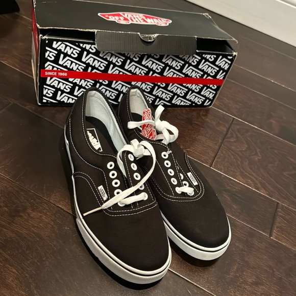 Vans off the wall unisex black /white sneaker M8.5 W10 - Picture 1 of 8